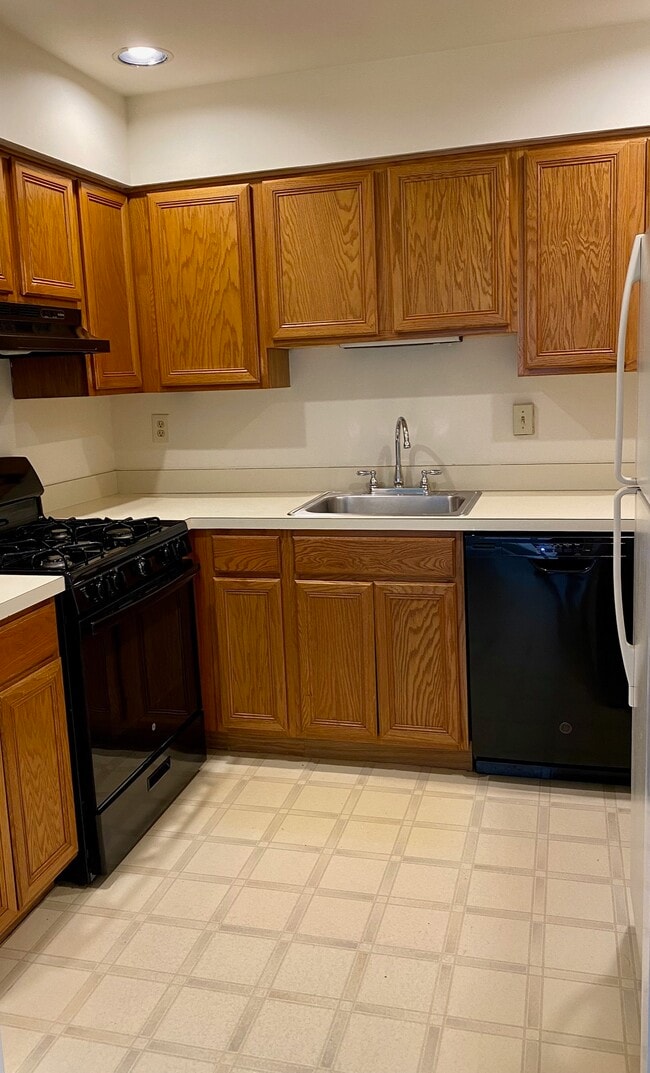 Kitchen - 130 Plymouth Ave
