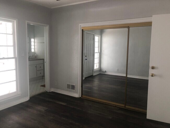 Bedroom w/attached bath - 5800 Via Corona St