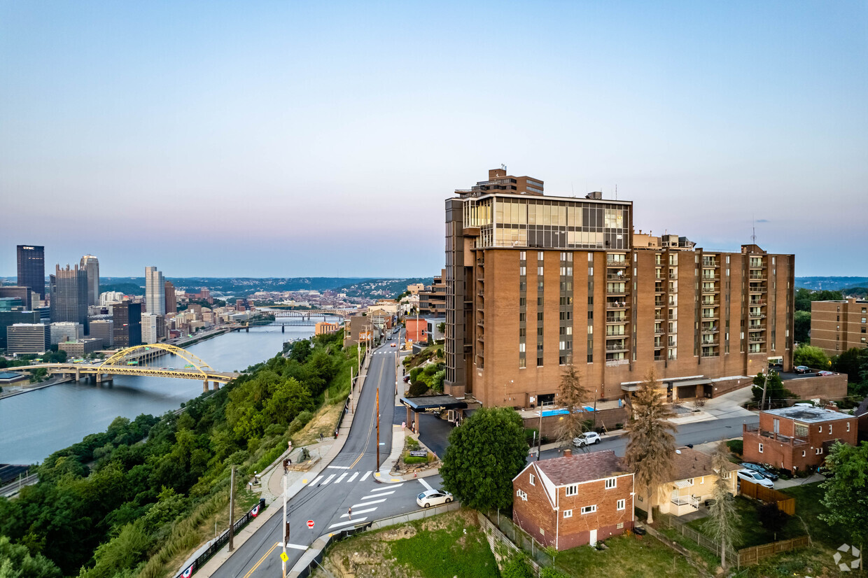 Primary Photo - Grandview Pointe Apartments