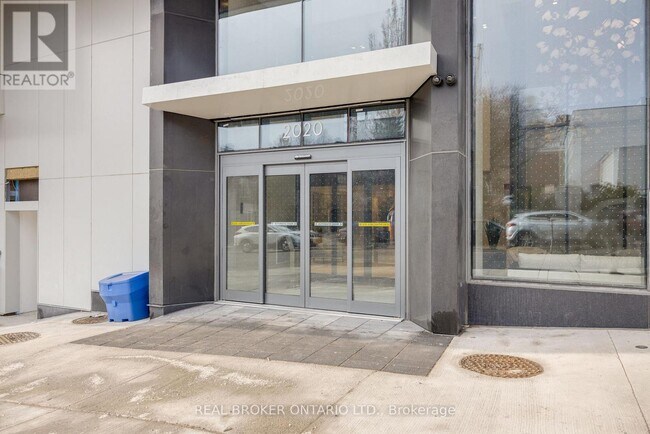 Photo du bâtiment - 2020 Bathurst St