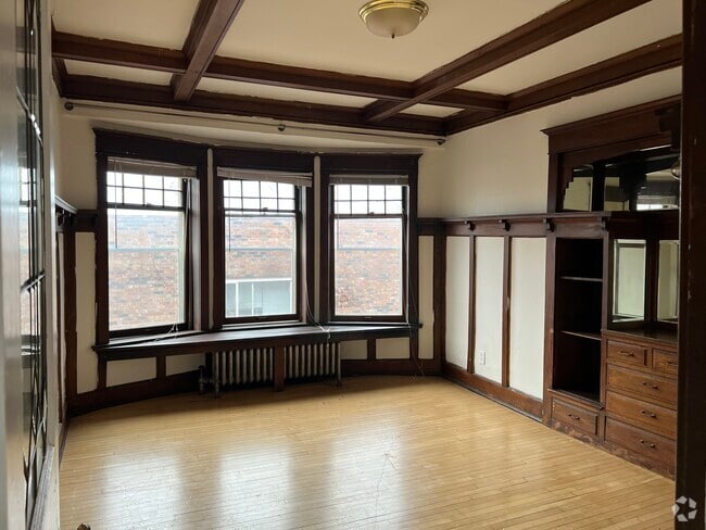Dining - 2313 E Webster Pl