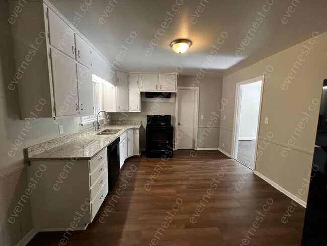 Building Photo - 9825 Maple Ln