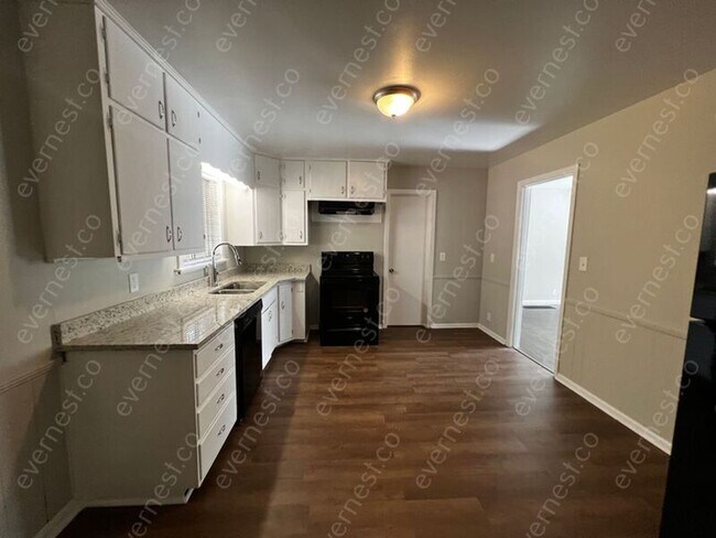 Foto del edificio - 9825 Maple Ln