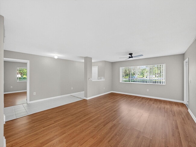 Building Photo - 121 SW Palm Dr