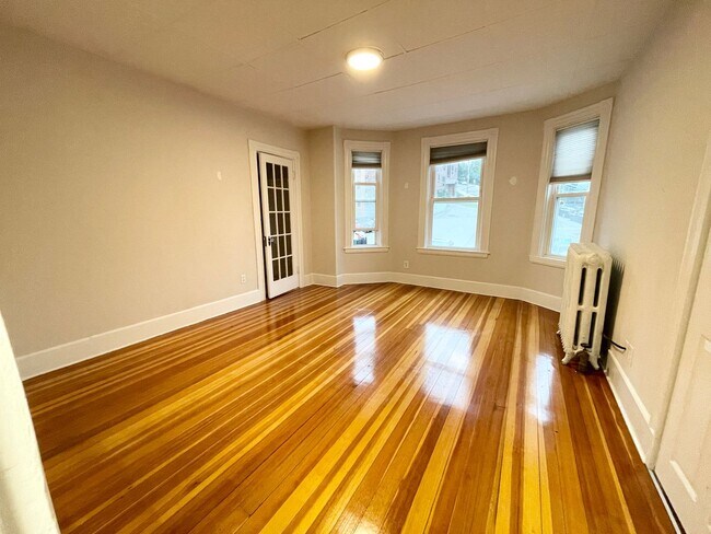 Foto del edificio - WOW!  HUGE, RENOVATED MISSION HILL 6 BED ON PARKER HILL AVE FOR 9/1