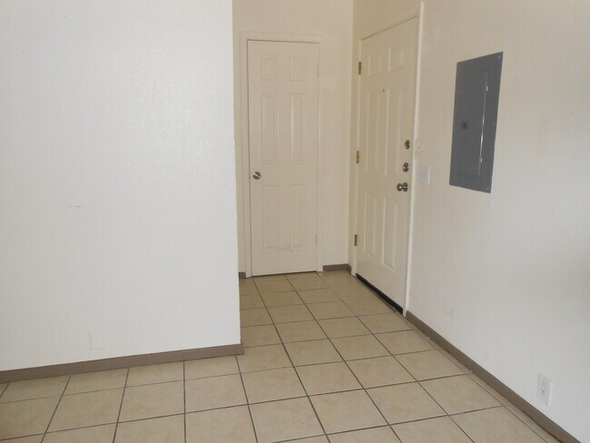 Building Photo - Highly Desirable South Irving Townhome!