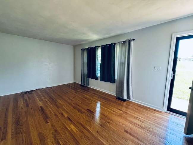 Building Photo - Welcome home nice brick ranch!