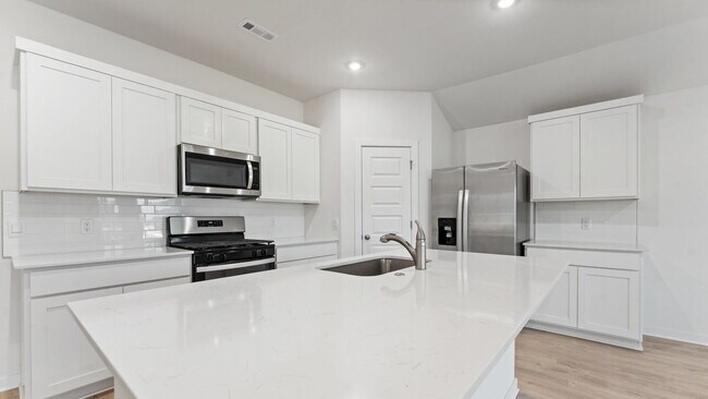 Building Photo - "Bright 4-Bedroom Haven with Scenic Views ...