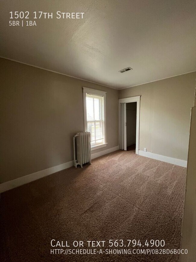 Building Photo - 5 bedroom 1 bathroom in Moline, Illinois!