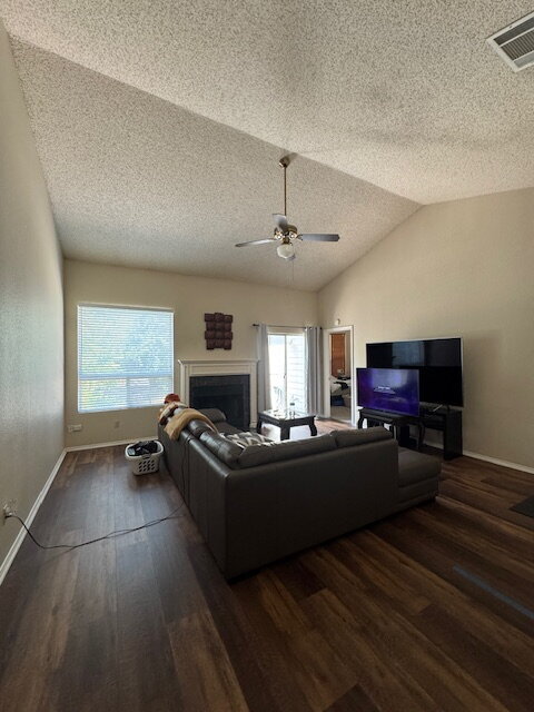 Foto del edificio - "Charming 3-Bed, 2-Bath Home with 1,303 Sq...