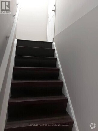 Building Photo - 92 Yardley Cres