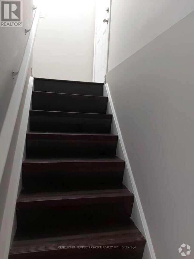 Building Photo - 92 Yardley Cres