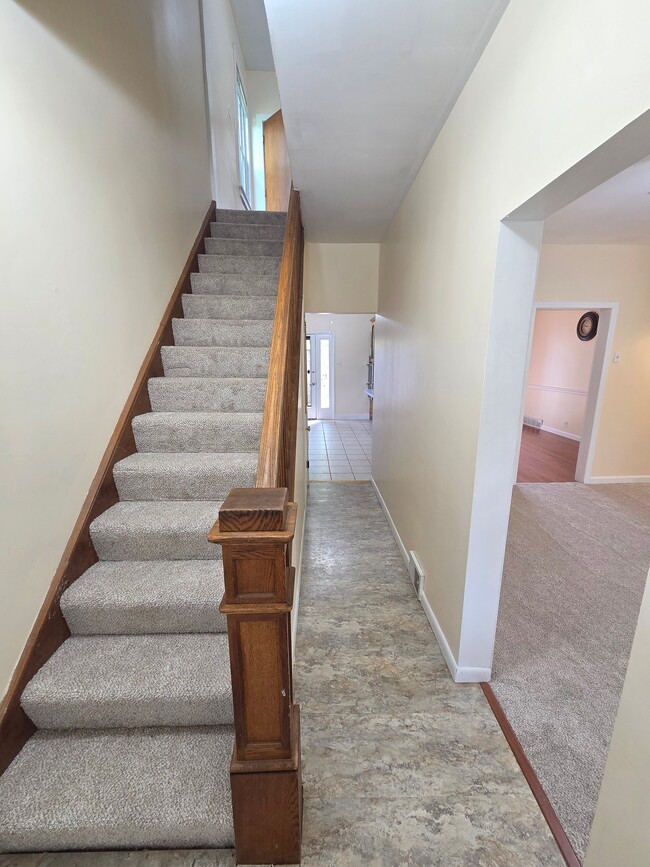 Building Photo - 313 Rinne St