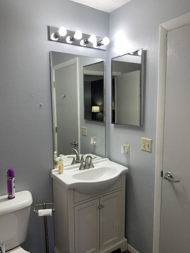 Building Photo - Smokey Lanes Condo, upper level, 1 bedroom...