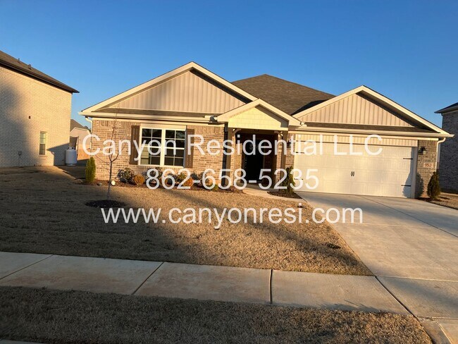 Building Photo - Take a look at this 3BR 2BA in great area ready for move in!