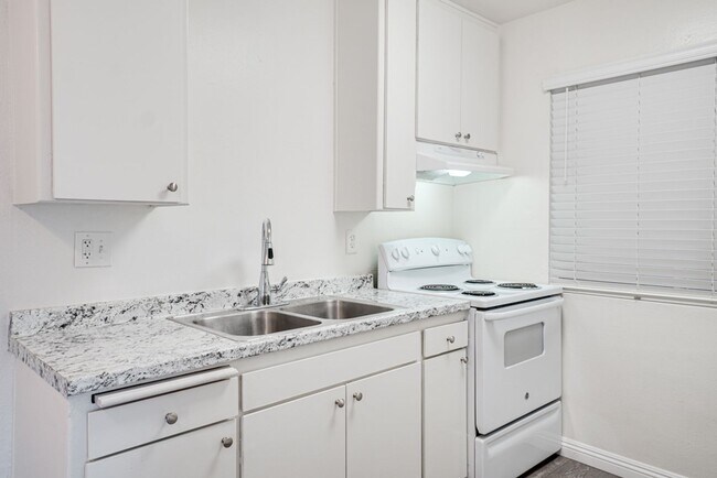 Foto del interior - Winter Gardens | 1 & 2 Bedroom Apartments with Parking and Sparkling Pool!