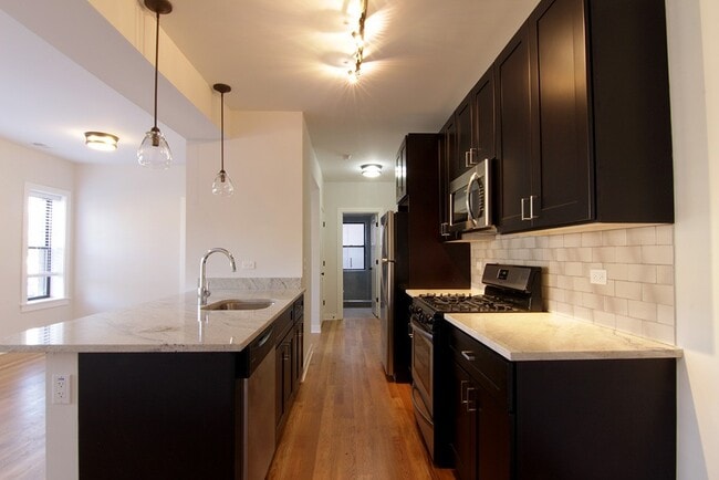 Building Photo - 2212 W Eastwood Ave