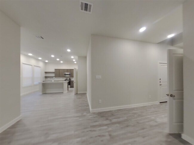 Building Photo - 9835 Willow Creek Commerce Dr