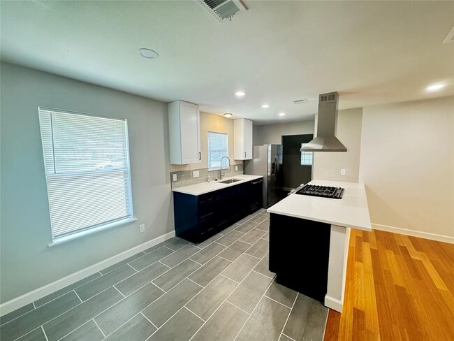 Building Photo - 8711 Brookfield Dr