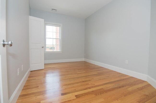 Building Photo - Central Location, In Unit Laundry, Central Heat/AC, Large Unit, Eat-in Kitchen, Parking for Rent