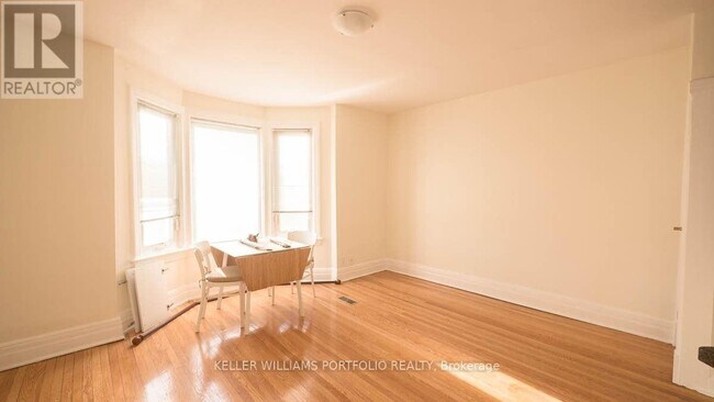 Photo du bâtiment - 821 Gladstone Ave