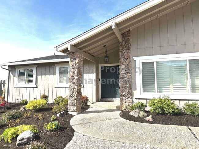 Building Photo - Beautiful 3 bed / 2 bath / 1,648 sqft hous...