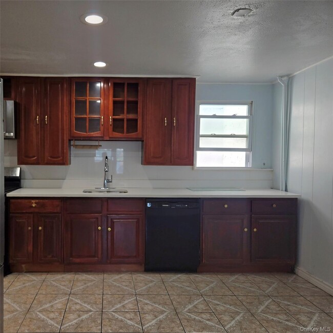 Building Photo - 139 Sickles Ave