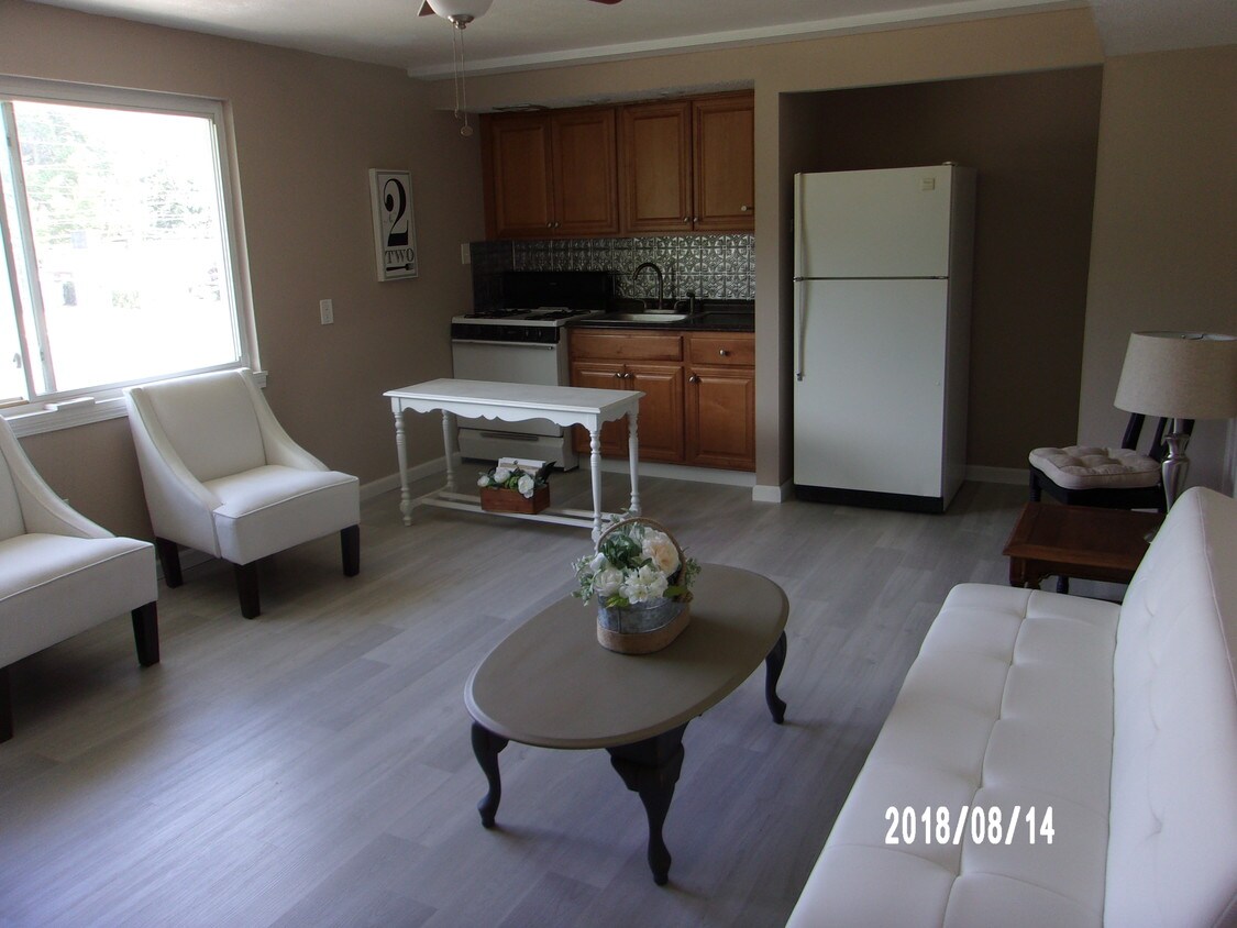 Primary Photo - 1621 Lincoln Way E