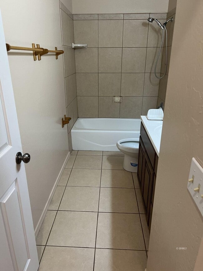 Building Photo - 708 W 4th St