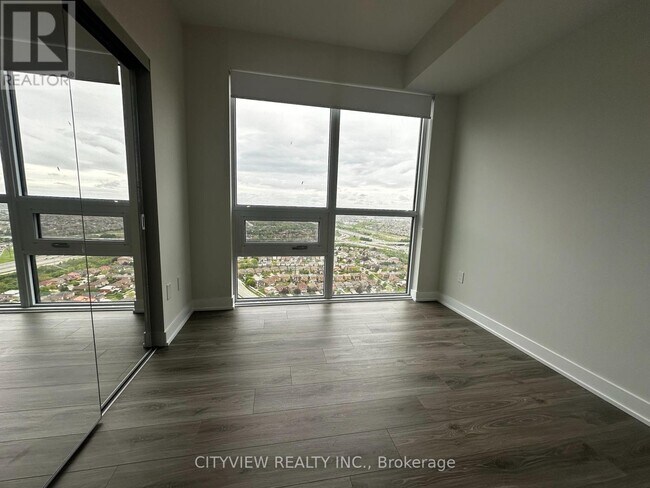 Photo du bâtiment - 430-3430 Square One Dr
