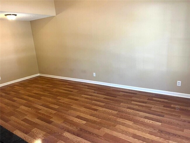 Foto del edificio - 8019 Woodlake Dr