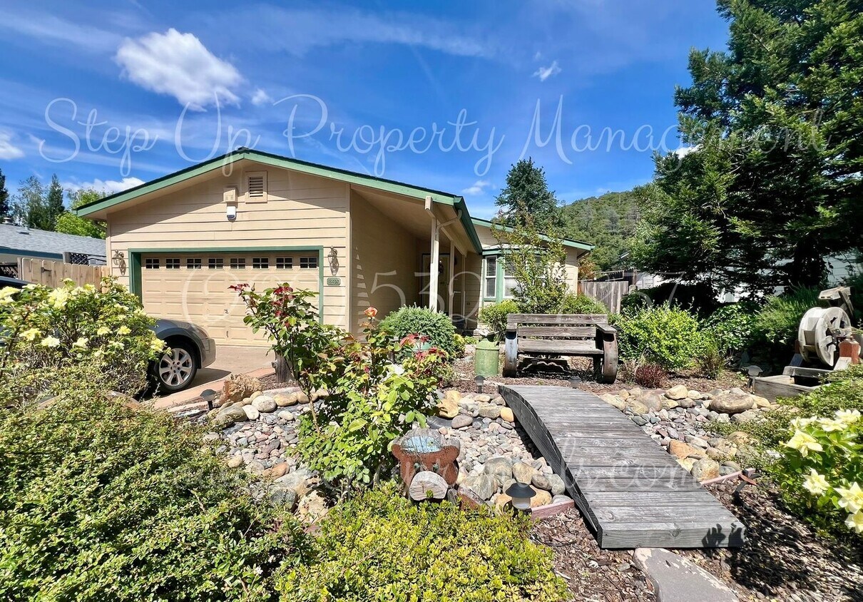 Primary Photo - Comfortable & Well-Appointed 3-Bedroom Hom...