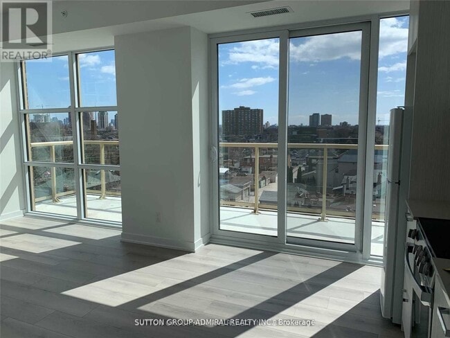 Photo du bâtiment - 1787 St Clair Ave W