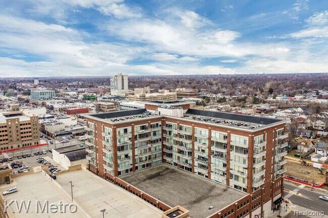 Foto del edificio - 350 N Main St