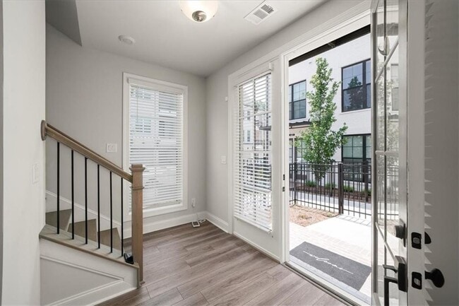 Building Photo - 438 Burton Dr