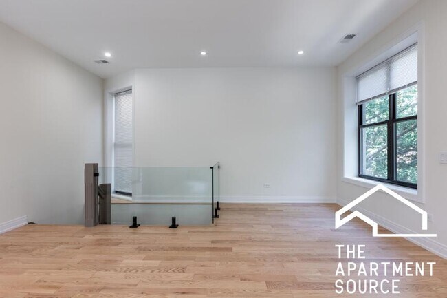 Building Photo - 3 bedroom in Chicago IL 60657