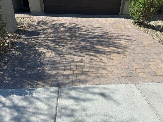 Building Photo - NW!! Solar!!  Gated!!  Bed and bath downst...
