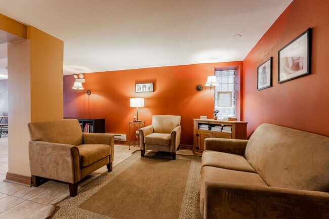 Foto del edificio - Uptown - 2 Bed / 2 Bath - Central Heat & AC