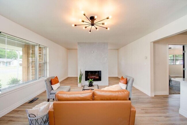 Foto del edificio - AVAILABLE FOR PRE-LEASE - Modern & Charming 3 Bedroom