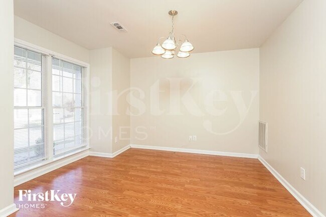 Foto del edificio - 3121 Southhampton Dr