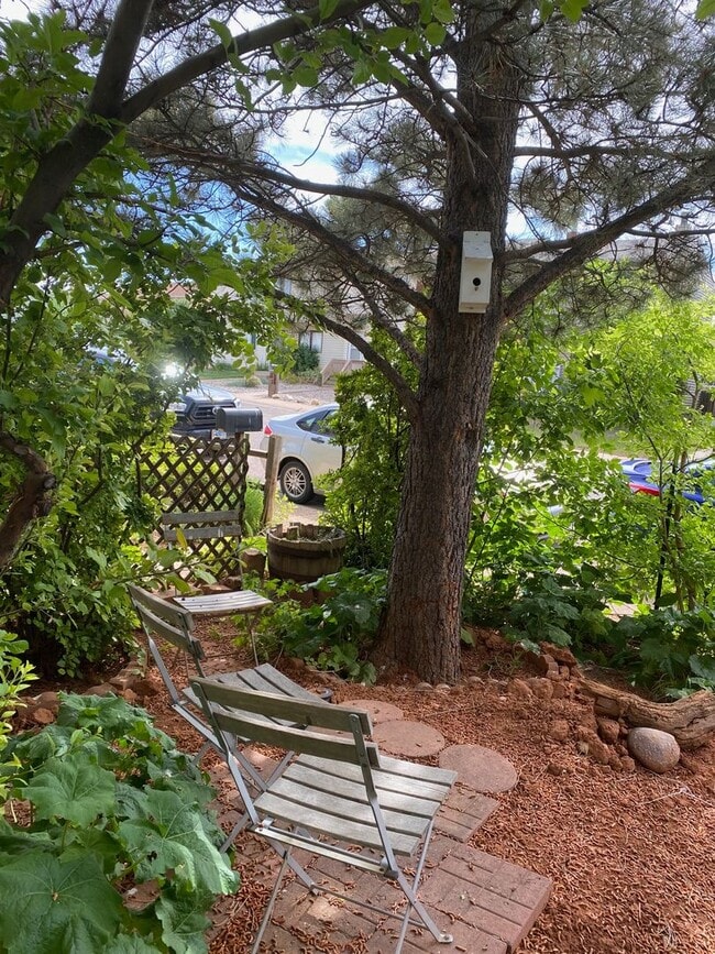 Building Photo - 2 bedroom, 1.5 bath Townhome  $1600/month