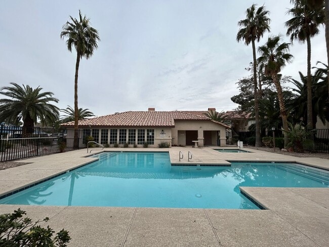 Foto del edificio - BRIGHT 2-BEDROOM CONDO IN CENTRAL LAS VEGAS