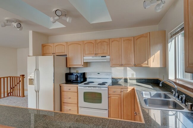 Building Photo - 2 bedroom and 2.5 Bath - Admirals Cove Home