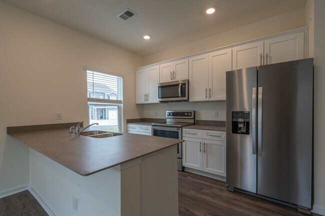 Foto del edificio - Beautiful newly constructed 3 bed and 2.5 bath townhouse with garage in the heart of jonesborough.