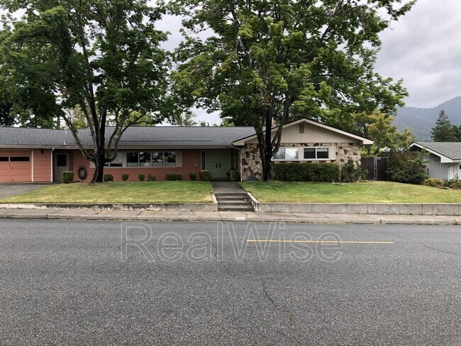 Foto del edificio - 710 NW Midland Ave