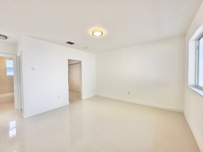 Foto del edificio - Freshly remodelled 2bed/1bath in a duplex ...