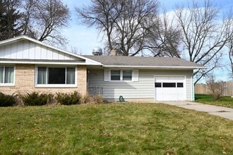 Building Photo - 604 Summit Ave