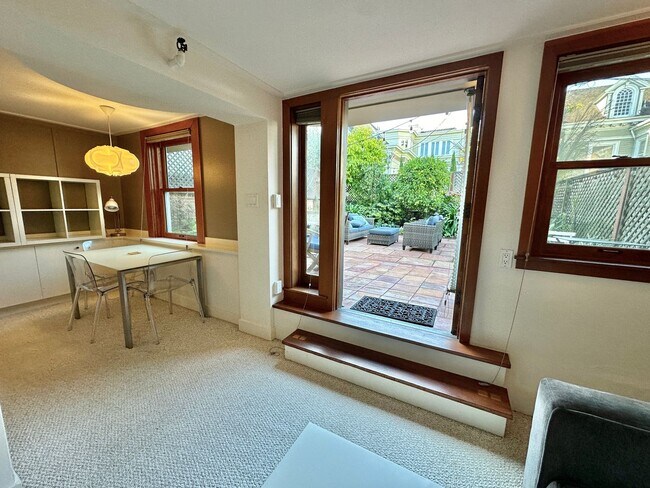 Foto del edificio - Fully Furnished Jr. 1 Bedroom with Gorgeou...