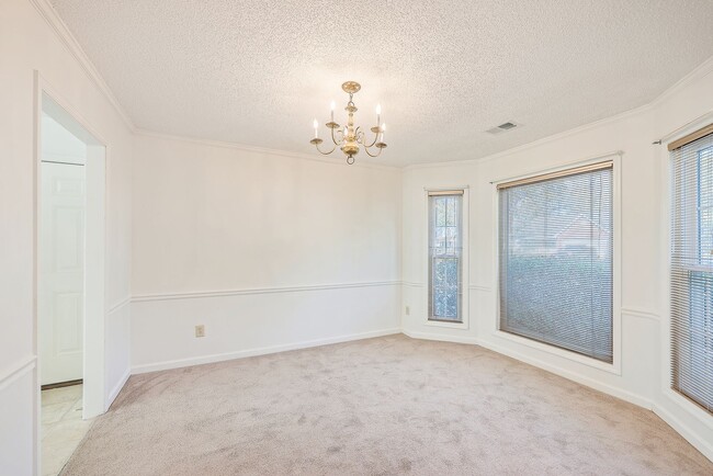 Building Photo - Colonial 3 BR/2.5 BA home is conveniently ...