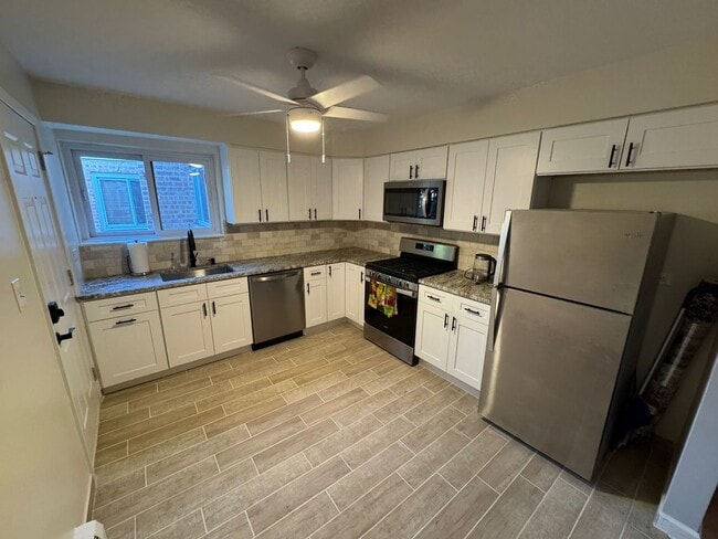 Building Photo - 1647 W Rascher Ave